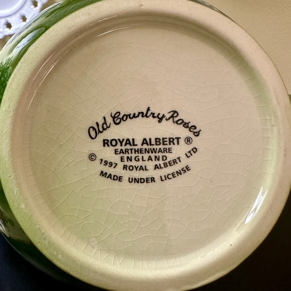 ROYAL ALBERT, OLD COUNTRY ROSES TEAPOT. APPLE GREEN TEAPOT - Picture 11 of 15